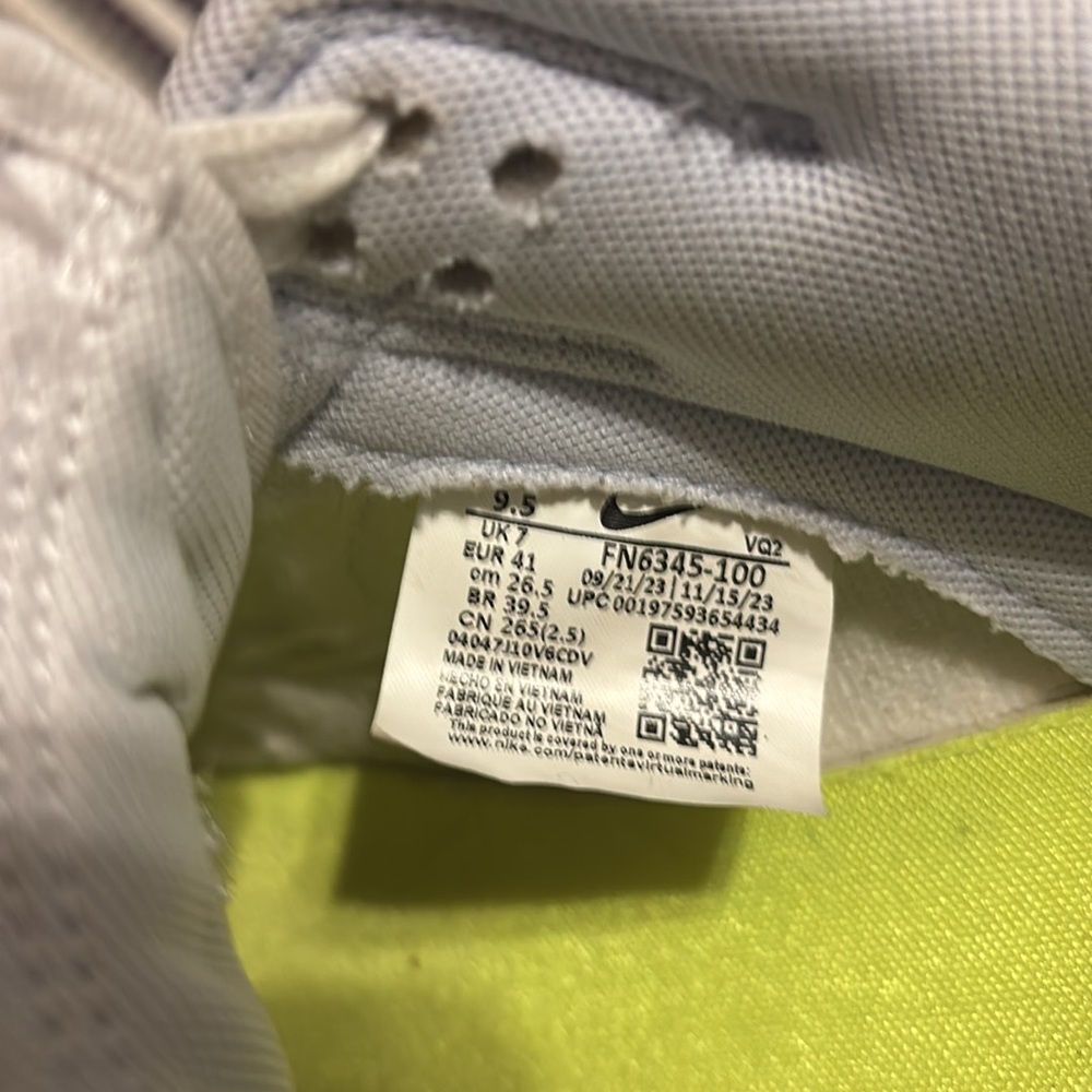Size 9.5 Nike dunks - Picture 4 of 4